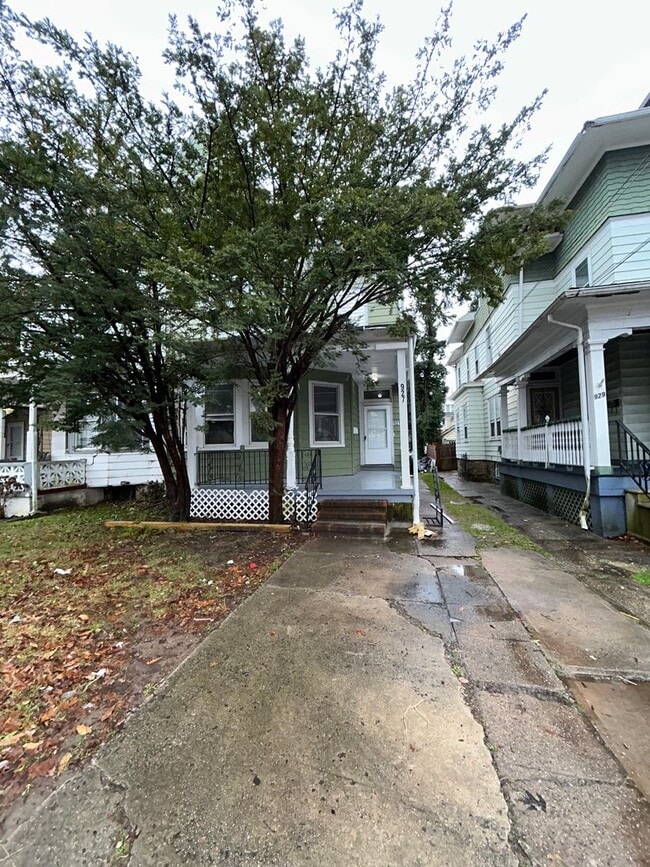 Building Photo - 5 bed 2 bath