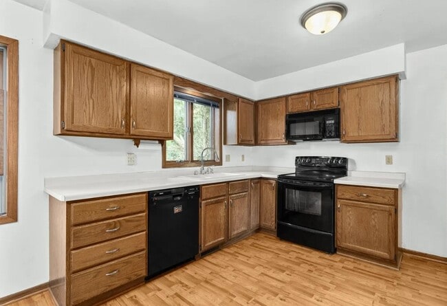 Photo - 704 Meadow Ct