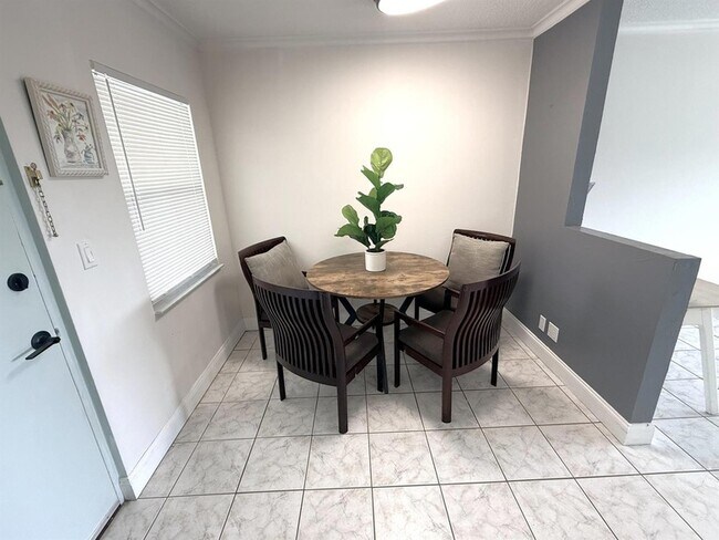 2555 NE 11th St Unit 303