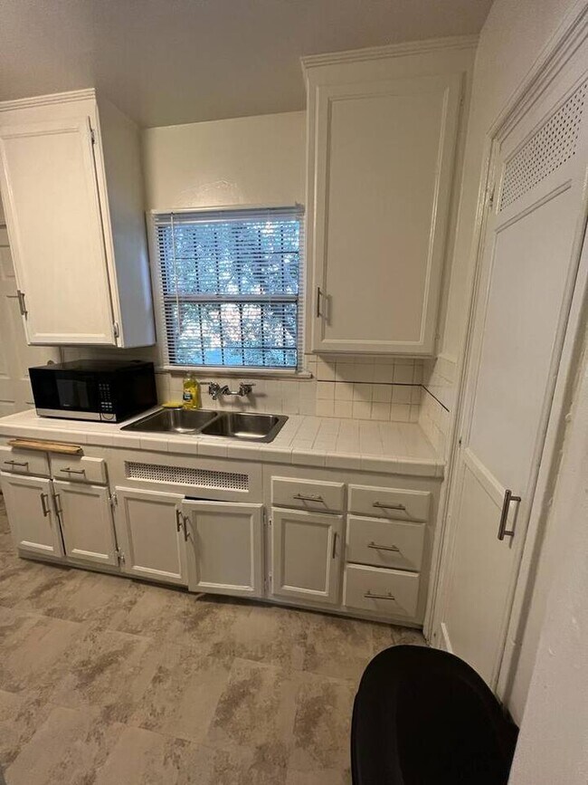 Photo - 8236 Crenshaw Blvd Apartamentos