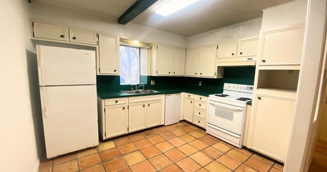 Photo - Spacious 4 Bed, 2 Bath Home in Lubbock, TX