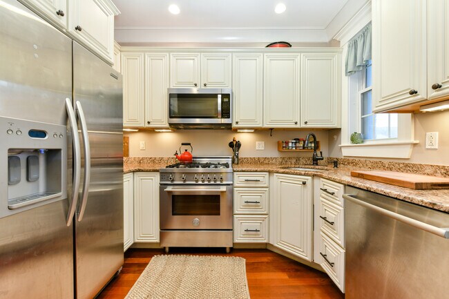 Photo - 679 E 7th St Unit 2