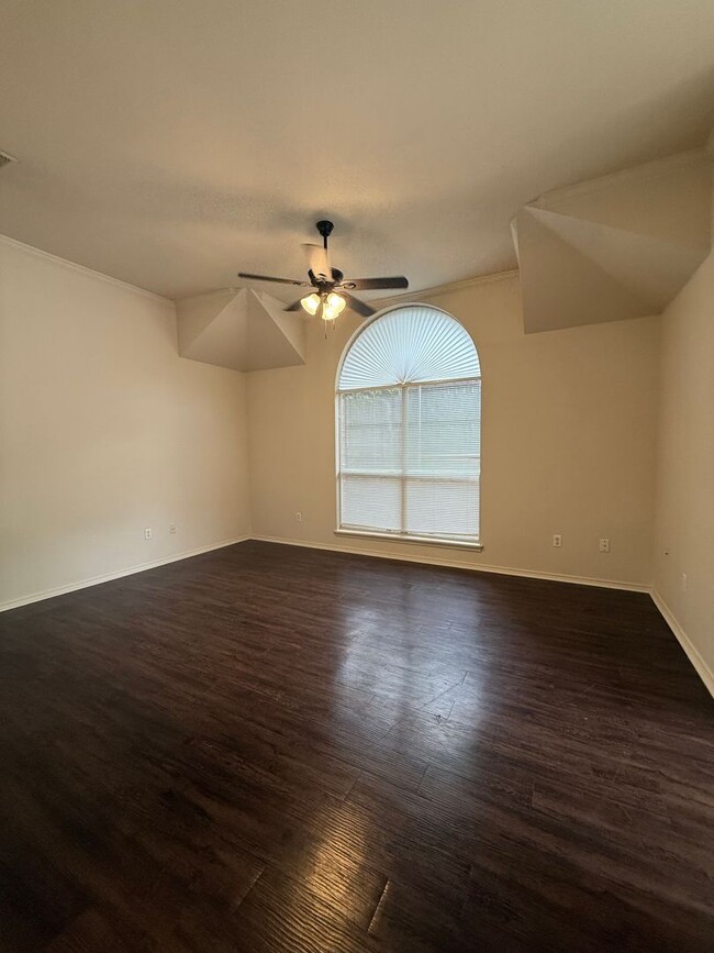 Photo - 3/2/2 Duplex / Bathroom Reno / Updated/ Fenced Back Yard - Pets Welcome