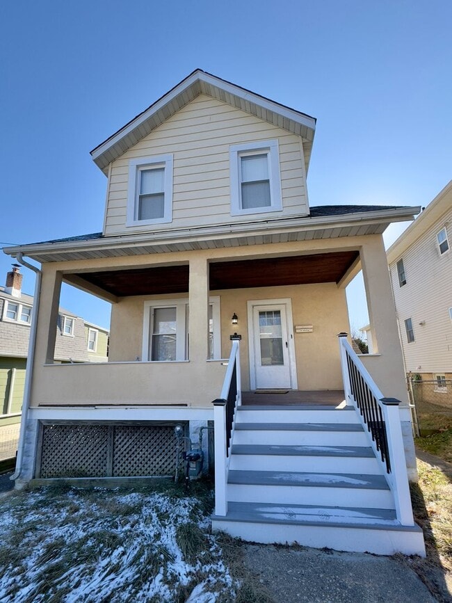 Building Photo - Fantastic 3-Bedroom Overlea Home with Open-Floor Plan!