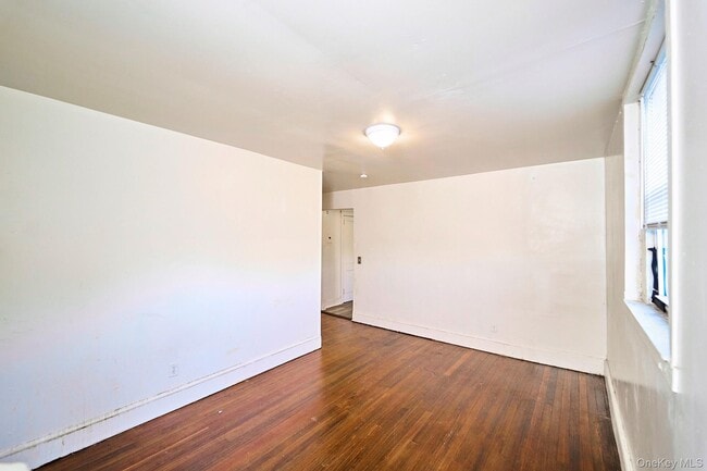 Building Photo - 10 Railroad Ave Unit 4