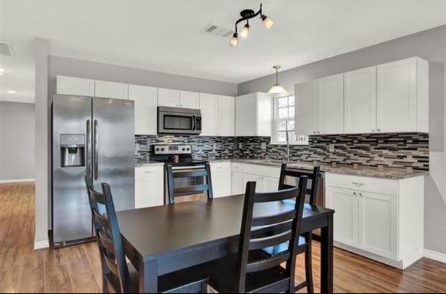 315 W Bond St