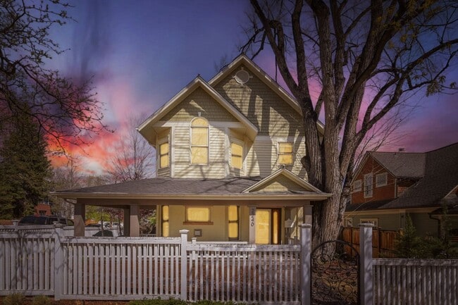 Building Photo - Gorgeous Victorian Home in Incredible Location - Available NOW!