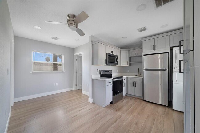 4521 Edgewater Dr