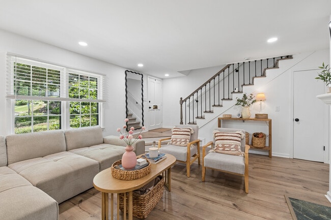 Photo - 140 Amherst Pl NW