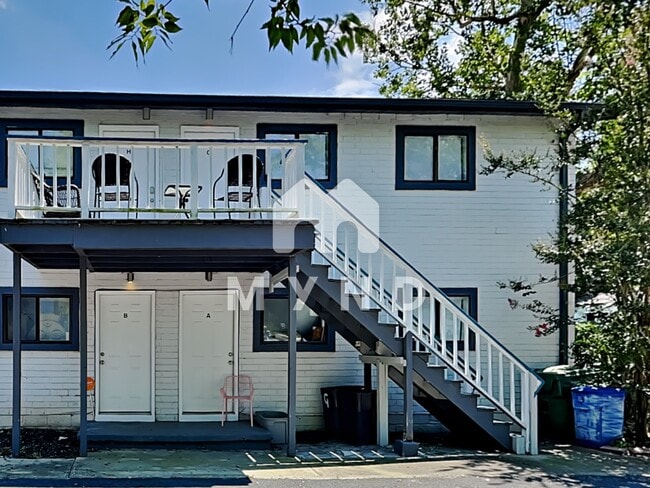 Building Photo - 379 Elm St NW Unit E