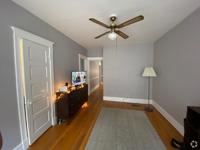 Building Photo - 2301 N Leavitt St Rental