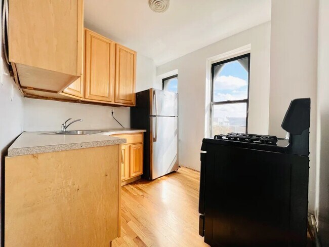 Photo - Furnished room/NOT APARTMENT Unit 4R