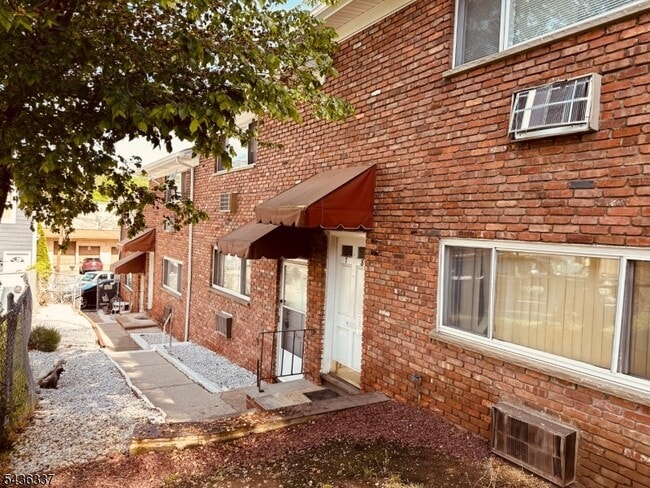 Building Photo - 162 Spring St Unit 4