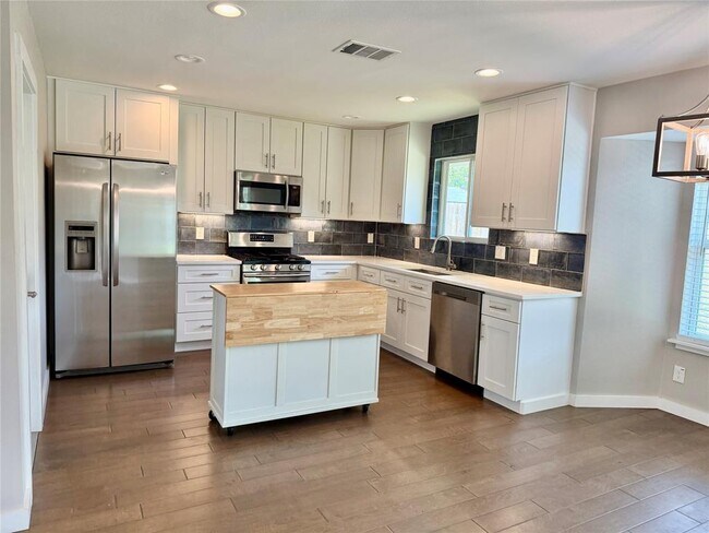 Photo - 5229 Basswood Ln House