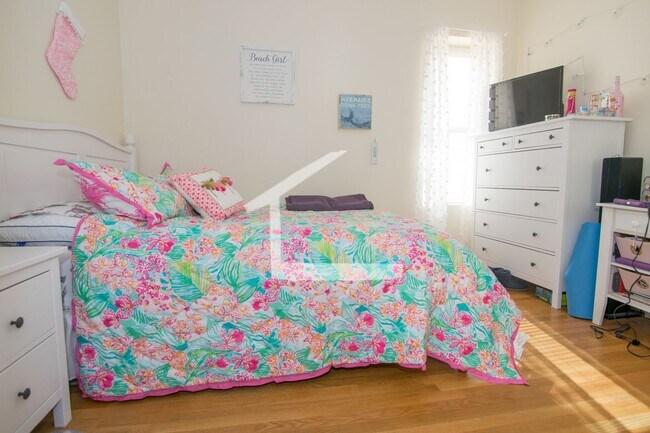 Photo - 1785 Beacon St