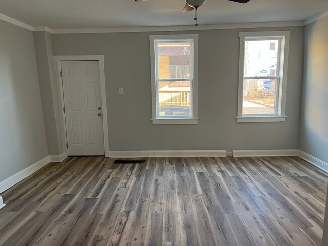 Living room (entrance) - 1350 Herman St Unit FRONT