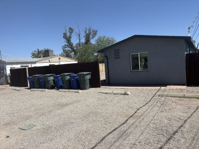 Building Photo - Central location - unit in cozy 4 plex setting with off street parking