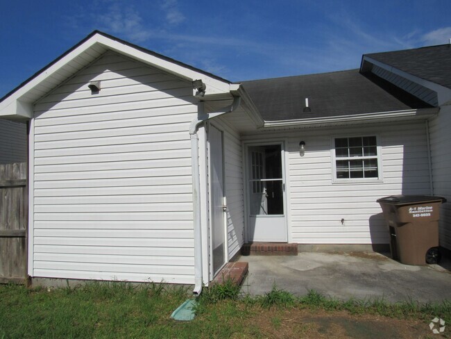 Building Photo - Nice 2 Bedroom Townhome Close to Camp Leje...