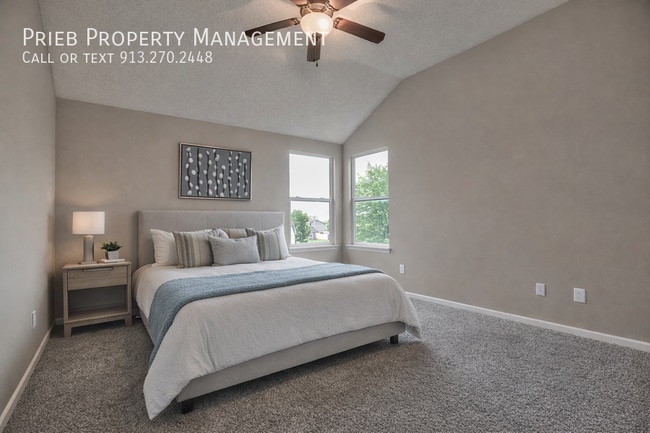 Photo - 233 W Fountain Cir