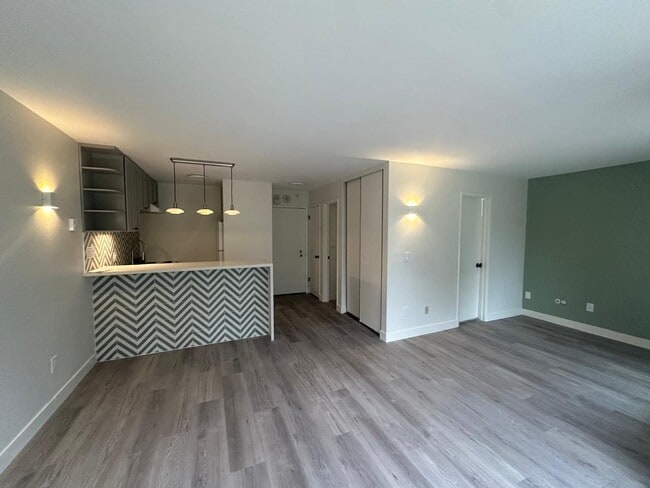 Building Photo - 6 Admiral Dr Unit A285