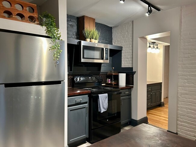 Building Photo - 225 E King St Unit 1