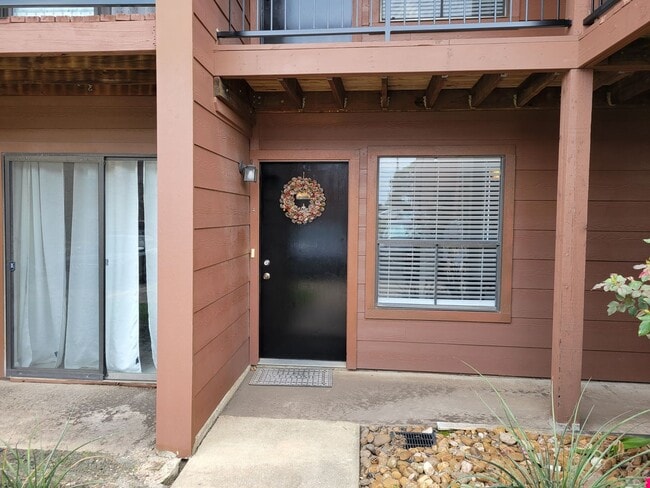 Photo - College Station - 2 bedroom / 2 bath downstairs condo at Cripple Creek Condos