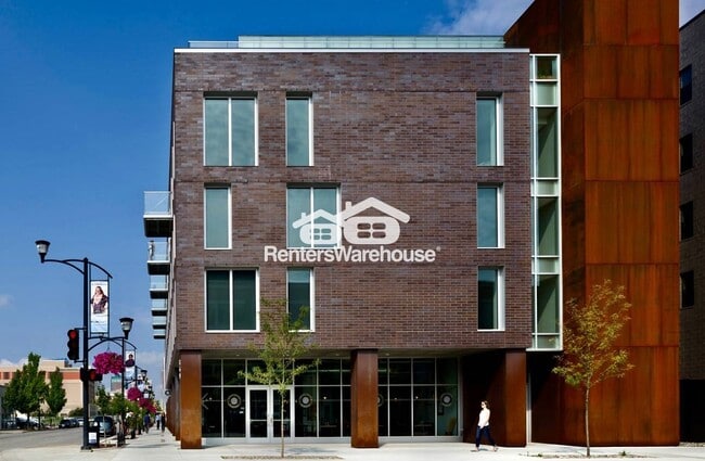 Building Photo - 350 E Locust St Rental