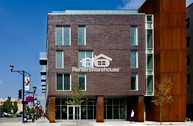 Building Photo - 350 E Locust St Rental