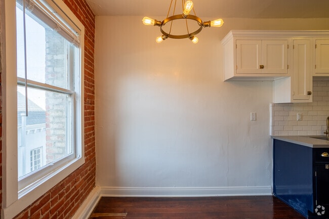 Studio - 435SF dining area