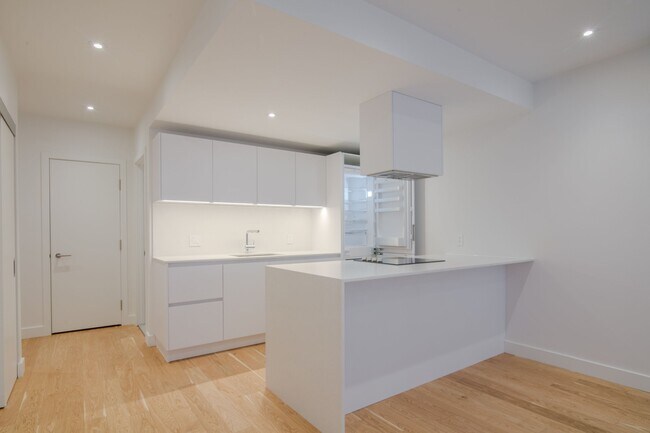 Building Photo - 3014 Avenue Van Horne Unit 14