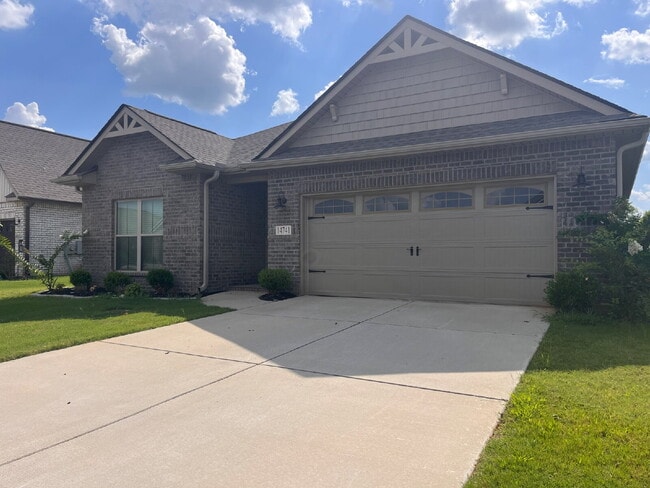 Building Photo - 14741 Greenleaf Dr Rental
