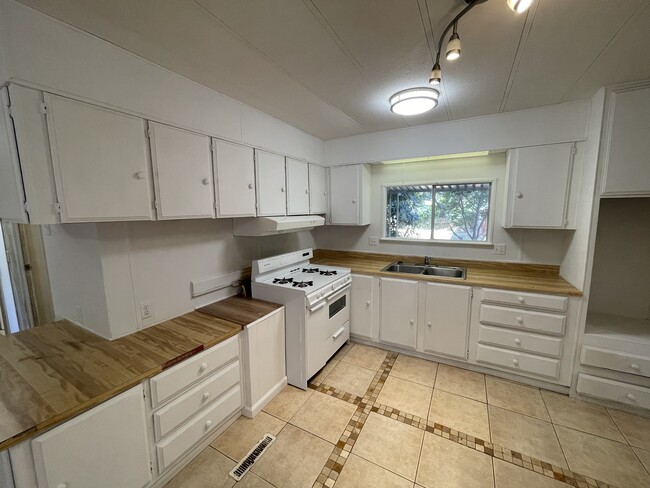 Photo - 9390 Lott Rd
