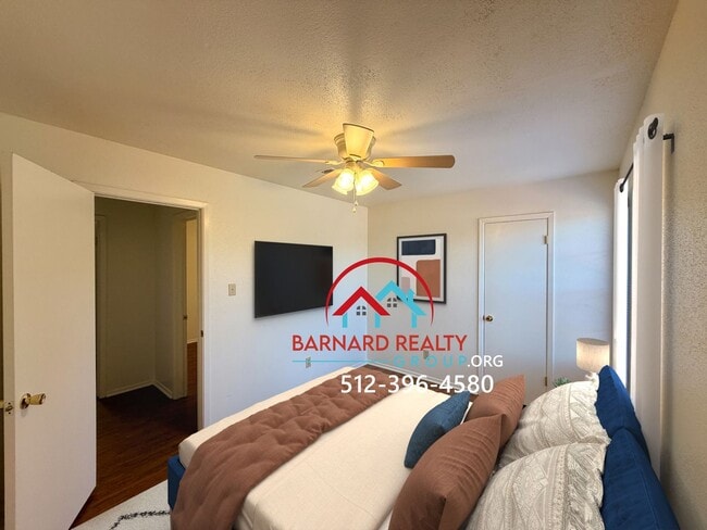 Photo - Available Now: 2 bed/1 bath duplex with car port
