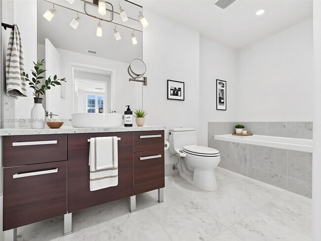 Photo - 253 NE 2nd St Unidad 1804