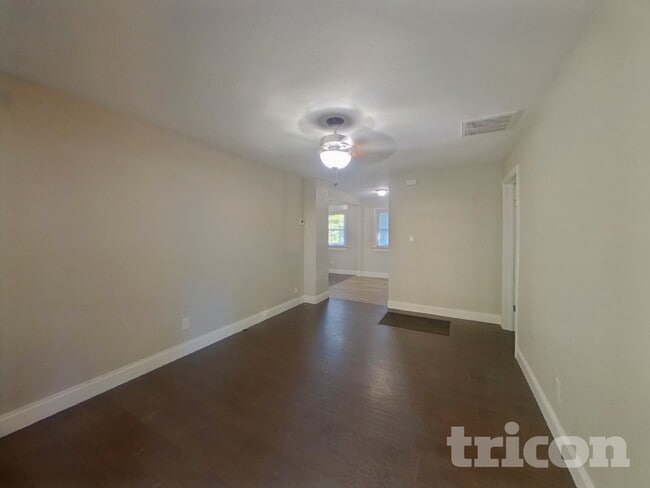 Photo - 1724 Logie Ave