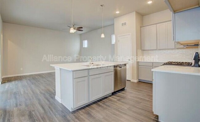 Photo - 1168 Solitaire St