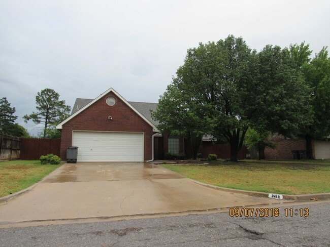 Building Photo - Pet friendly home!