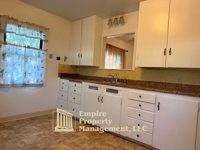 Photo - 537 NE Winchester St