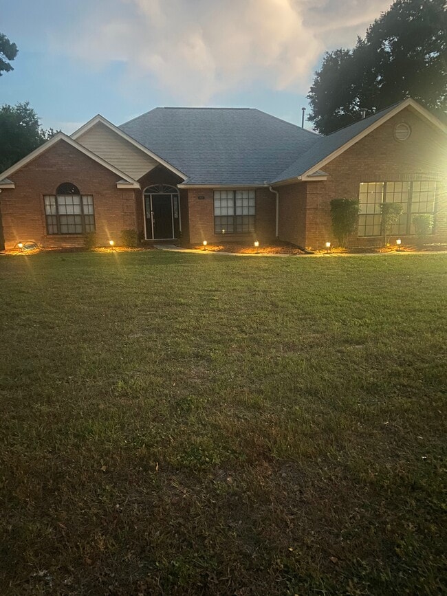 Building Photo - 1919 Saddle Brook Dr