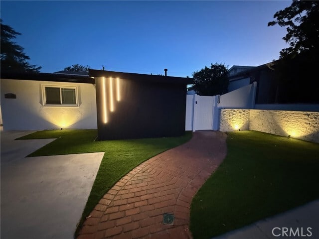 Photo - 20300 Oxnard St