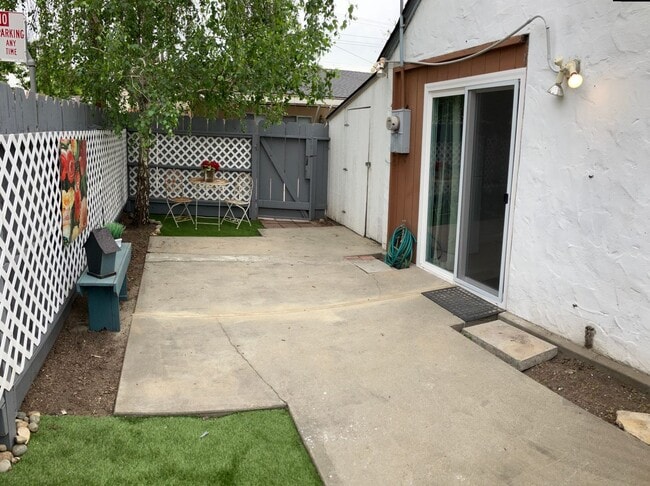 Photo - college410/412 - 7/50/0 - R Unit 412 - Back