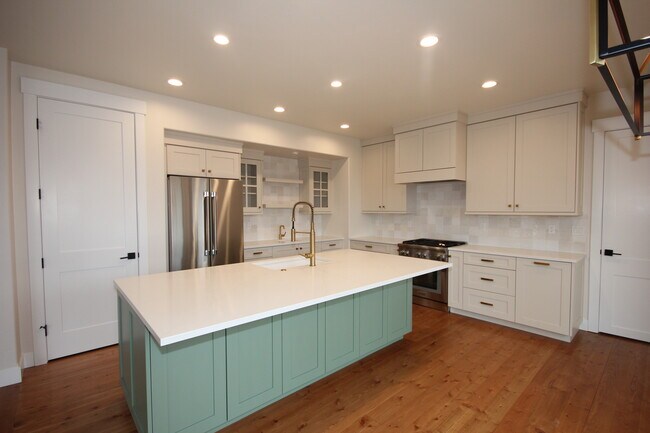 Photo - 1023 Creekview Dr