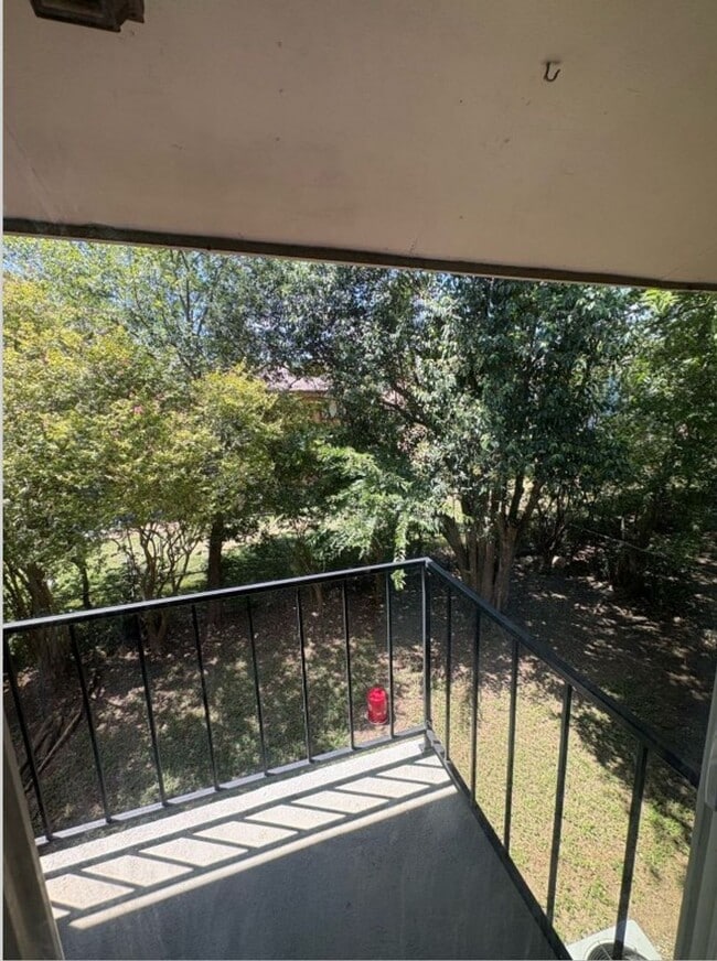 Photo - 204 W Mockingbird Ln Unidad D