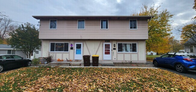 Building Photo - 1896 Maple St Rental