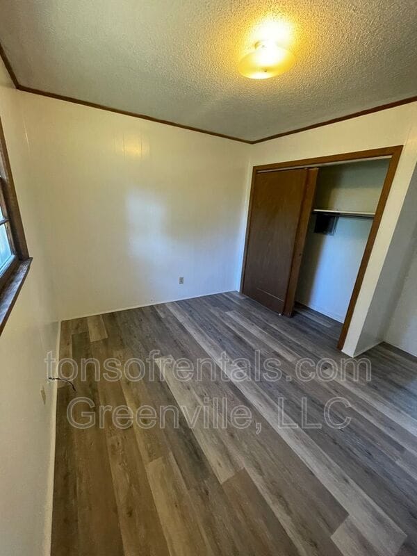 Photo - 214 Oakway Ave
