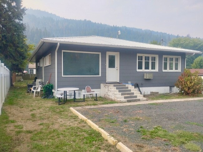 Building Photo - Charming Two-bedroom, One-bathroom home in Orofino, Idaho