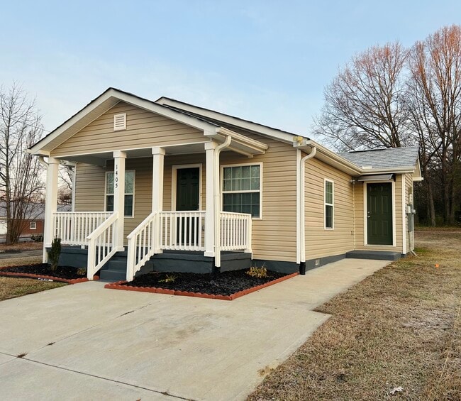 Photo - 1405 Leonard Ave