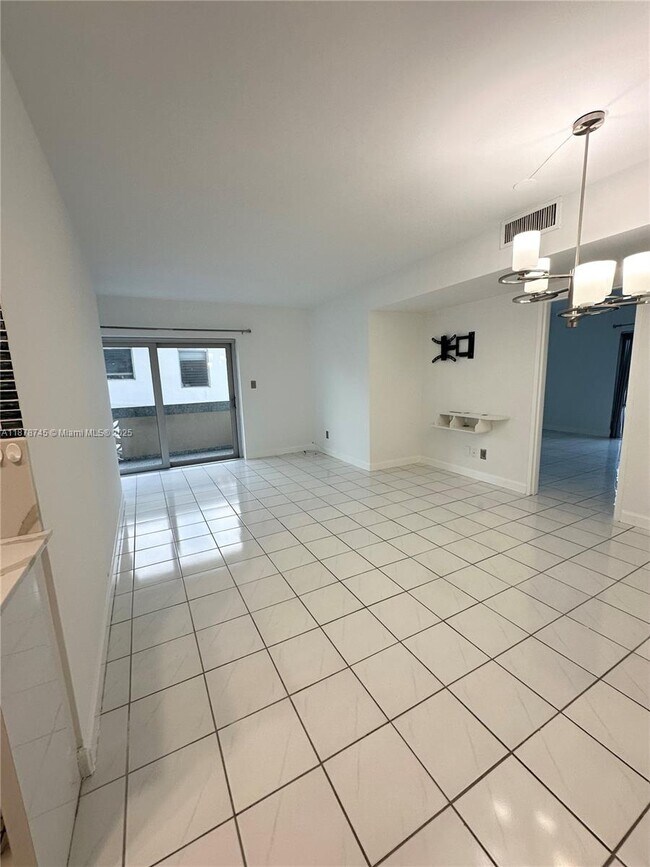 Photo - 8400 Byron Ave Unidad 2D