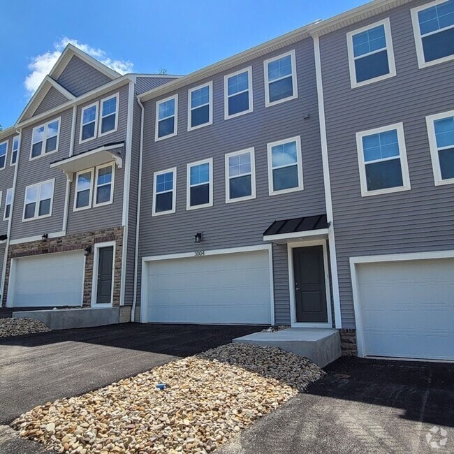 Building Photo - New 3 Bedroom Townhouse! Franklin Regional...