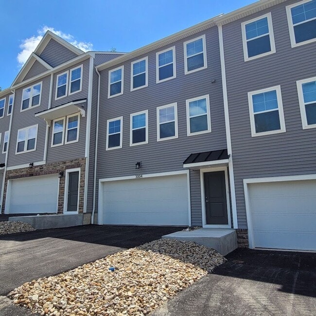 Building Photo - Beautiful 3 Bedroom Townhome in Delmont, P...